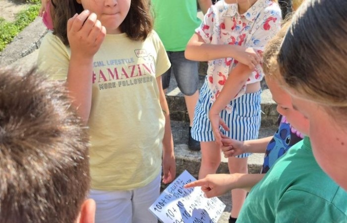 Dziś uczniowie klasy 2b wybrali się na plac przed szkołę, gdzie połączyli przyjemne z pożytecznym. Podczas zabawy w rzuty woreczkiem do celu dzieci nie tylko świetnie się bawiły, ale również ćwiczyły swoją sprawność rachunkową – dodając zdobyte przez grupy punkty.  Radość, ruch i nauka w jednym – właśnie tak lubimy się uczyć.