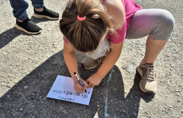 Dziś uczniowie klasy 2b wybrali się na plac przed szkołę, gdzie połączyli przyjemne z pożytecznym. Podczas zabawy w rzuty woreczkiem do celu dzieci nie tylko świetnie się bawiły, ale również ćwiczyły swoją sprawność rachunkową – dodając zdobyte przez grupy punkty.  Radość, ruch i nauka w jednym – właśnie tak lubimy się uczyć.
