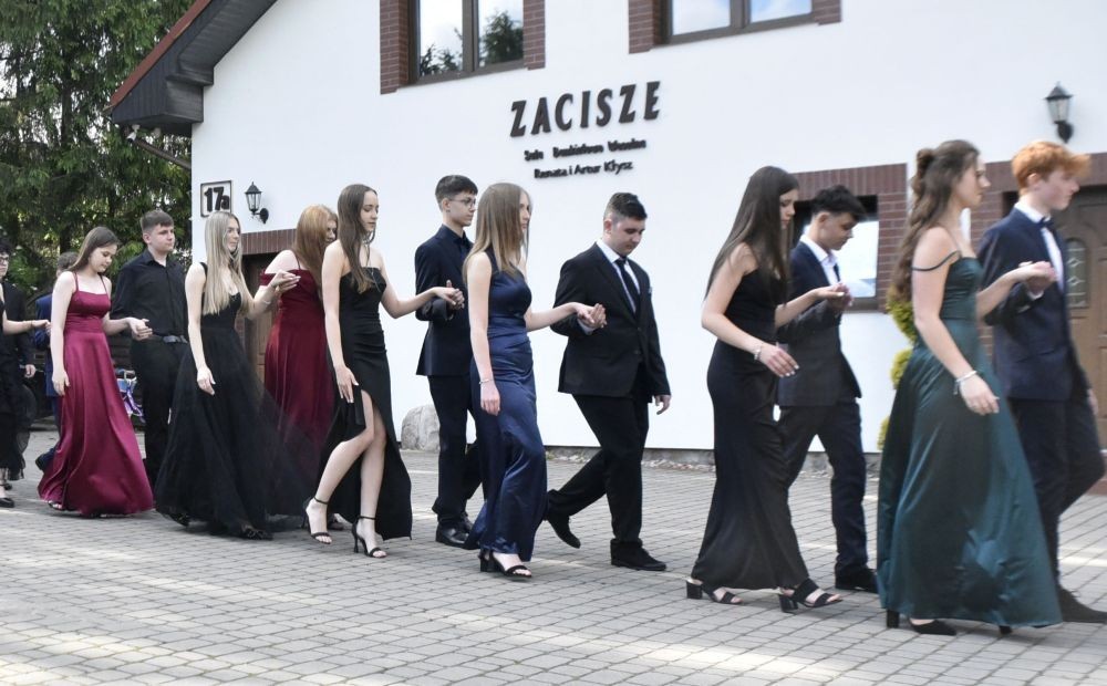Dnia 12 czerwca odbył się wieczorek klas ósmych. Tego dnia wszyscy uczniowie mieli okazję poczuć się jak gwiazdy na parkiecie, zaczynając od tradycyjnego poloneza. Pięknie ułożone kroki i elegancka atmosfera wprowadziły wszystkich w klimat tej wyjątkowej nocy. Tuż po tanecznym wstępie zabawa rozkręciła się na dobre. DJ zapewnił gorące hity, które porwały wszystkich do tańca. Uczniowie świetnie się bawili, a zdjęcia i filmy stanowią teraz pamiątkę, do której miejmy nadzieję  będą  wracać z uśmiechem przez lata. Wieczorek ósmych klas to nie tylko zabawa, ale także symboliczna chwila pożegnania z Dwójką.