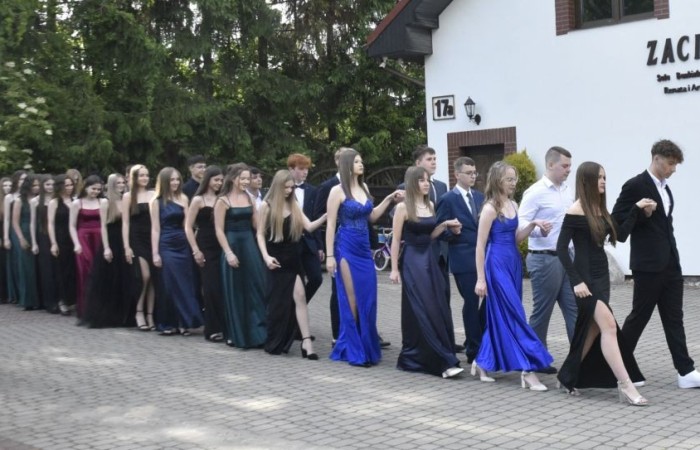 Dnia 12 czerwca odbył się wieczorek klas ósmych. Tego dnia wszyscy uczniowie mieli okazję poczuć się jak gwiazdy na parkiecie, zaczynając od tradycyjnego poloneza. Pięknie ułożone kroki i elegancka atmosfera wprowadziły wszystkich w klimat tej wyjątkowej nocy. Tuż po tanecznym wstępie zabawa rozkręciła się na dobre. DJ zapewnił gorące hity, które porwały wszystkich do tańca. Uczniowie świetnie się bawili, a zdjęcia i filmy stanowią teraz pamiątkę, do której miejmy nadzieję  będą  wracać z uśmiechem przez lata. Wieczorek ósmych klas to nie tylko zabawa, ale także symboliczna chwila pożegnania z Dwójką.