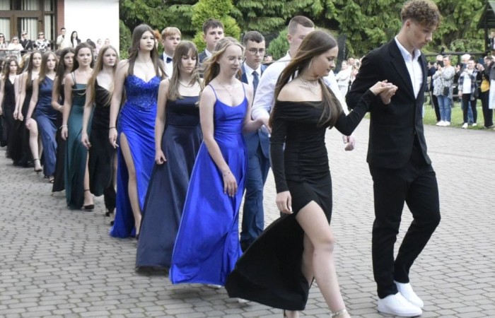 Dnia 12 czerwca odbył się wieczorek klas ósmych. Tego dnia wszyscy uczniowie mieli okazję poczuć się jak gwiazdy na parkiecie, zaczynając od tradycyjnego poloneza. Pięknie ułożone kroki i elegancka atmosfera wprowadziły wszystkich w klimat tej wyjątkowej nocy. Tuż po tanecznym wstępie zabawa rozkręciła się na dobre. DJ zapewnił gorące hity, które porwały wszystkich do tańca. Uczniowie świetnie się bawili, a zdjęcia i filmy stanowią teraz pamiątkę, do której miejmy nadzieję  będą  wracać z uśmiechem przez lata. Wieczorek ósmych klas to nie tylko zabawa, ale także symboliczna chwila pożegnania z Dwójką.