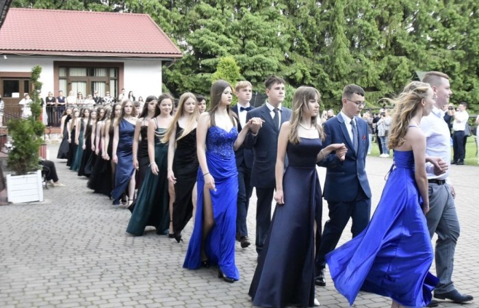 Dnia 12 czerwca odbył się wieczorek klas ósmych. Tego dnia wszyscy uczniowie mieli okazję poczuć się jak gwiazdy na parkiecie, zaczynając od tradycyjnego poloneza. Pięknie ułożone kroki i elegancka atmosfera wprowadziły wszystkich w klimat tej wyjątkowej nocy. Tuż po tanecznym wstępie zabawa rozkręciła się na dobre. DJ zapewnił gorące hity, które porwały wszystkich do tańca. Uczniowie świetnie się bawili, a zdjęcia i filmy stanowią teraz pamiątkę, do której miejmy nadzieję  będą  wracać z uśmiechem przez lata. Wieczorek ósmych klas to nie tylko zabawa, ale także symboliczna chwila pożegnania z Dwójką.