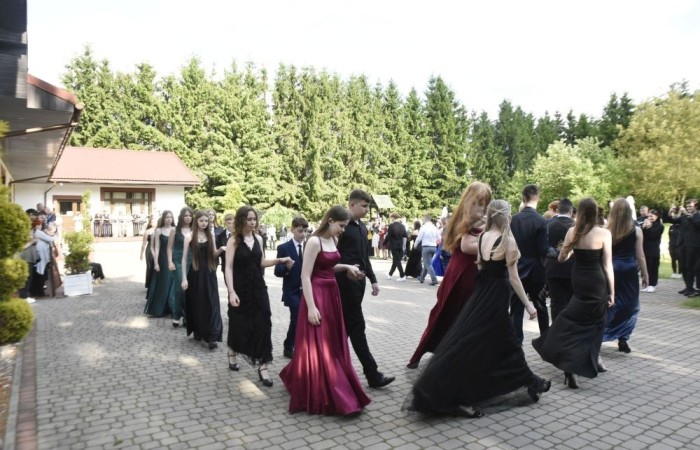 Dnia 12 czerwca odbył się wieczorek klas ósmych. Tego dnia wszyscy uczniowie mieli okazję poczuć się jak gwiazdy na parkiecie, zaczynając od tradycyjnego poloneza. Pięknie ułożone kroki i elegancka atmosfera wprowadziły wszystkich w klimat tej wyjątkowej nocy. Tuż po tanecznym wstępie zabawa rozkręciła się na dobre. DJ zapewnił gorące hity, które porwały wszystkich do tańca. Uczniowie świetnie się bawili, a zdjęcia i filmy stanowią teraz pamiątkę, do której miejmy nadzieję  będą  wracać z uśmiechem przez lata. Wieczorek ósmych klas to nie tylko zabawa, ale także symboliczna chwila pożegnania z Dwójką.