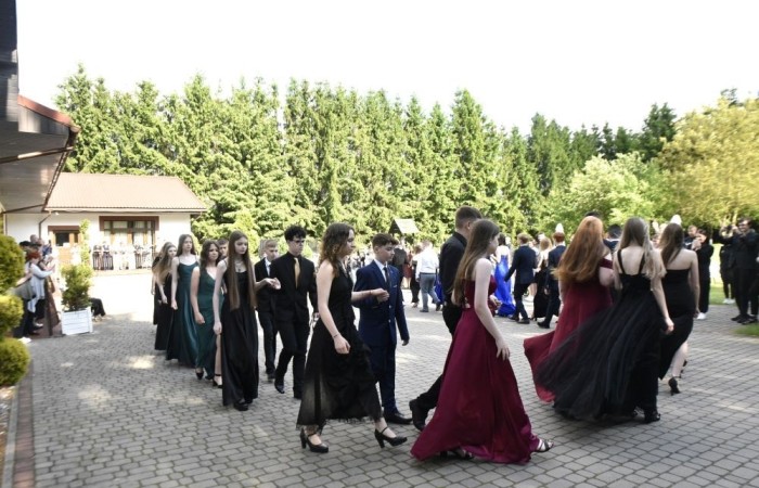 Dnia 12 czerwca odbył się wieczorek klas ósmych. Tego dnia wszyscy uczniowie mieli okazję poczuć się jak gwiazdy na parkiecie, zaczynając od tradycyjnego poloneza. Pięknie ułożone kroki i elegancka atmosfera wprowadziły wszystkich w klimat tej wyjątkowej nocy. Tuż po tanecznym wstępie zabawa rozkręciła się na dobre. DJ zapewnił gorące hity, które porwały wszystkich do tańca. Uczniowie świetnie się bawili, a zdjęcia i filmy stanowią teraz pamiątkę, do której miejmy nadzieję  będą  wracać z uśmiechem przez lata. Wieczorek ósmych klas to nie tylko zabawa, ale także symboliczna chwila pożegnania z Dwójką.