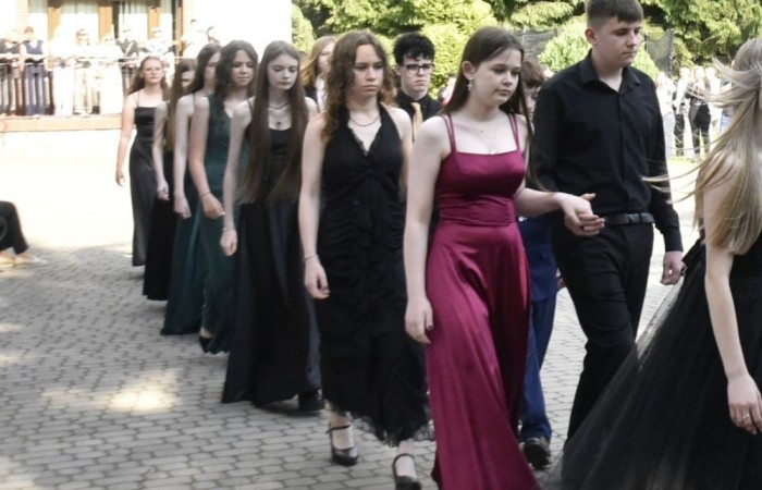 Dnia 12 czerwca odbył się wieczorek klas ósmych. Tego dnia wszyscy uczniowie mieli okazję poczuć się jak gwiazdy na parkiecie, zaczynając od tradycyjnego poloneza. Pięknie ułożone kroki i elegancka atmosfera wprowadziły wszystkich w klimat tej wyjątkowej nocy. Tuż po tanecznym wstępie zabawa rozkręciła się na dobre. DJ zapewnił gorące hity, które porwały wszystkich do tańca. Uczniowie świetnie się bawili, a zdjęcia i filmy stanowią teraz pamiątkę, do której miejmy nadzieję  będą  wracać z uśmiechem przez lata. Wieczorek ósmych klas to nie tylko zabawa, ale także symboliczna chwila pożegnania z Dwójką.