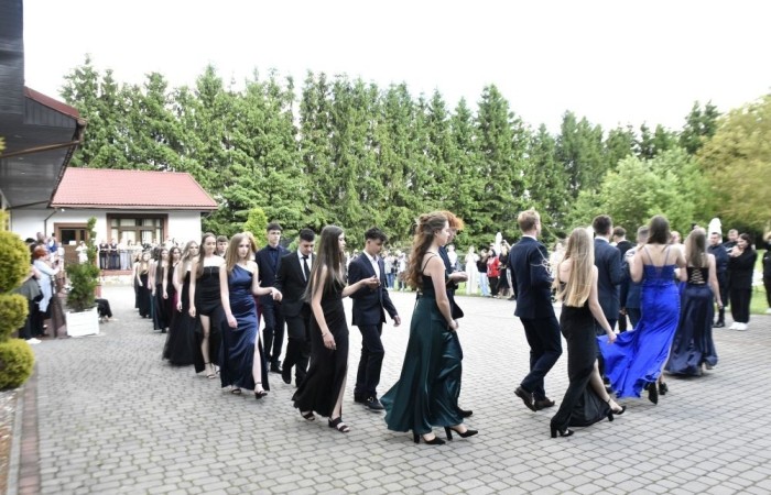 Dnia 12 czerwca odbył się wieczorek klas ósmych. Tego dnia wszyscy uczniowie mieli okazję poczuć się jak gwiazdy na parkiecie, zaczynając od tradycyjnego poloneza. Pięknie ułożone kroki i elegancka atmosfera wprowadziły wszystkich w klimat tej wyjątkowej nocy. Tuż po tanecznym wstępie zabawa rozkręciła się na dobre. DJ zapewnił gorące hity, które porwały wszystkich do tańca. Uczniowie świetnie się bawili, a zdjęcia i filmy stanowią teraz pamiątkę, do której miejmy nadzieję  będą  wracać z uśmiechem przez lata. Wieczorek ósmych klas to nie tylko zabawa, ale także symboliczna chwila pożegnania z Dwójką.