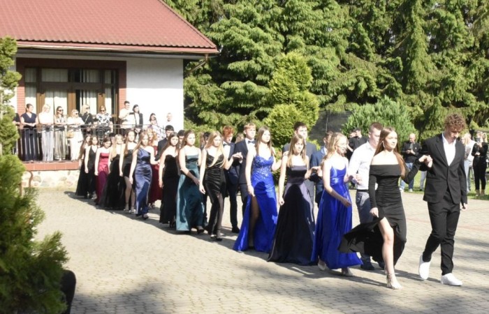 Dnia 12 czerwca odbył się wieczorek klas ósmych. Tego dnia wszyscy uczniowie mieli okazję poczuć się jak gwiazdy na parkiecie, zaczynając od tradycyjnego poloneza. Pięknie ułożone kroki i elegancka atmosfera wprowadziły wszystkich w klimat tej wyjątkowej nocy. Tuż po tanecznym wstępie zabawa rozkręciła się na dobre. DJ zapewnił gorące hity, które porwały wszystkich do tańca. Uczniowie świetnie się bawili, a zdjęcia i filmy stanowią teraz pamiątkę, do której miejmy nadzieję  będą  wracać z uśmiechem przez lata. Wieczorek ósmych klas to nie tylko zabawa, ale także symboliczna chwila pożegnania z Dwójką.