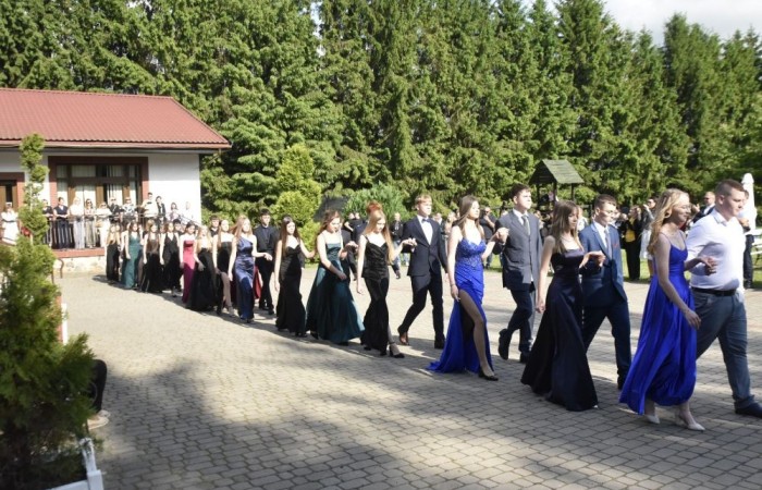 Dnia 12 czerwca odbył się wieczorek klas ósmych. Tego dnia wszyscy uczniowie mieli okazję poczuć się jak gwiazdy na parkiecie, zaczynając od tradycyjnego poloneza. Pięknie ułożone kroki i elegancka atmosfera wprowadziły wszystkich w klimat tej wyjątkowej nocy. Tuż po tanecznym wstępie zabawa rozkręciła się na dobre. DJ zapewnił gorące hity, które porwały wszystkich do tańca. Uczniowie świetnie się bawili, a zdjęcia i filmy stanowią teraz pamiątkę, do której miejmy nadzieję  będą  wracać z uśmiechem przez lata. Wieczorek ósmych klas to nie tylko zabawa, ale także symboliczna chwila pożegnania z Dwójką.