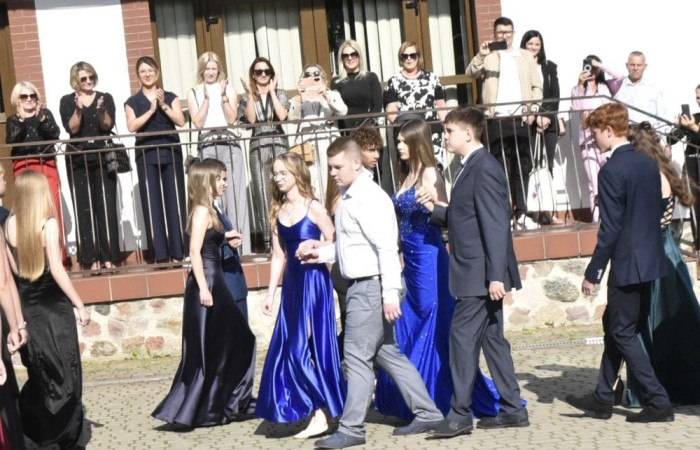 Dnia 12 czerwca odbył się wieczorek klas ósmych. Tego dnia wszyscy uczniowie mieli okazję poczuć się jak gwiazdy na parkiecie, zaczynając od tradycyjnego poloneza. Pięknie ułożone kroki i elegancka atmosfera wprowadziły wszystkich w klimat tej wyjątkowej nocy. Tuż po tanecznym wstępie zabawa rozkręciła się na dobre. DJ zapewnił gorące hity, które porwały wszystkich do tańca. Uczniowie świetnie się bawili, a zdjęcia i filmy stanowią teraz pamiątkę, do której miejmy nadzieję  będą  wracać z uśmiechem przez lata. Wieczorek ósmych klas to nie tylko zabawa, ale także symboliczna chwila pożegnania z Dwójką.