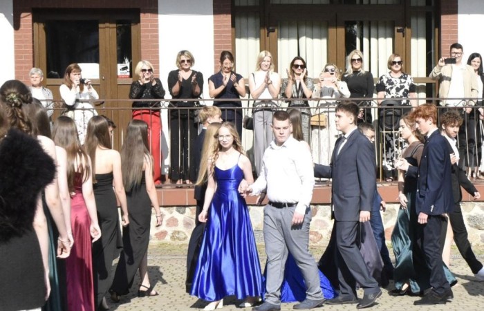 Dnia 12 czerwca odbył się wieczorek klas ósmych. Tego dnia wszyscy uczniowie mieli okazję poczuć się jak gwiazdy na parkiecie, zaczynając od tradycyjnego poloneza. Pięknie ułożone kroki i elegancka atmosfera wprowadziły wszystkich w klimat tej wyjątkowej nocy. Tuż po tanecznym wstępie zabawa rozkręciła się na dobre. DJ zapewnił gorące hity, które porwały wszystkich do tańca. Uczniowie świetnie się bawili, a zdjęcia i filmy stanowią teraz pamiątkę, do której miejmy nadzieję  będą  wracać z uśmiechem przez lata. Wieczorek ósmych klas to nie tylko zabawa, ale także symboliczna chwila pożegnania z Dwójką.