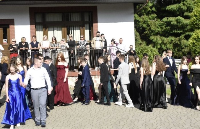 Dnia 12 czerwca odbył się wieczorek klas ósmych. Tego dnia wszyscy uczniowie mieli okazję poczuć się jak gwiazdy na parkiecie, zaczynając od tradycyjnego poloneza. Pięknie ułożone kroki i elegancka atmosfera wprowadziły wszystkich w klimat tej wyjątkowej nocy. Tuż po tanecznym wstępie zabawa rozkręciła się na dobre. DJ zapewnił gorące hity, które porwały wszystkich do tańca. Uczniowie świetnie się bawili, a zdjęcia i filmy stanowią teraz pamiątkę, do której miejmy nadzieję  będą  wracać z uśmiechem przez lata. Wieczorek ósmych klas to nie tylko zabawa, ale także symboliczna chwila pożegnania z Dwójką.