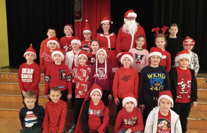 	Już od pierwszej lekcji dzieci z klas I-III  niecierpliwie czekały na Mikoła-ja. Założyły czerwone czapeczki, reniferowe rogi, stroje elfów. Przygotowały także piosenki i wierszyki. Kiedy za oknem ujrzały wędrującego Mikołaja z Ola-fem oraz mikołajowych pomocników na motocyklach, zaczęły nasłuchiwać. Na-gle długo wyczekiwany gość pojawił się w drzwiach razem z przesympatyczną Mikołajką. Okrzykom radości nie było końca. Każdy otrzymał prezent i mnó-stwo słodyczy, a także wspaniałe życzenia zdrowia i samych szóstek w szkole. 
To były wspaniałe mikołajki! 
Dziękujemy Mikołaju i do zobaczenia za rok! 
