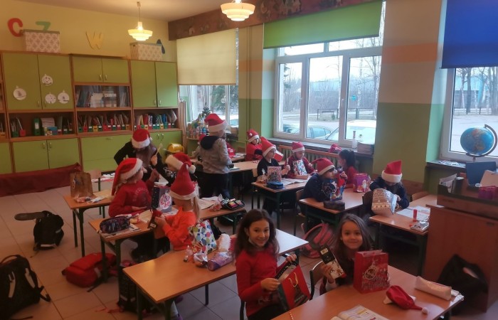 	Już od pierwszej lekcji dzieci z klas I-III  niecierpliwie czekały na Mikoła-ja. Założyły czerwone czapeczki, reniferowe rogi, stroje elfów. Przygotowały także piosenki i wierszyki. Kiedy za oknem ujrzały wędrującego Mikołaja z Ola-fem oraz mikołajowych pomocników na motocyklach, zaczęły nasłuchiwać. Na-gle długo wyczekiwany gość pojawił się w drzwiach razem z przesympatyczną Mikołajką. Okrzykom radości nie było końca. Każdy otrzymał prezent i mnó-stwo słodyczy, a także wspaniałe życzenia zdrowia i samych szóstek w szkole. 
To były wspaniałe mikołajki! 
Dziękujemy Mikołaju i do zobaczenia za rok! 

