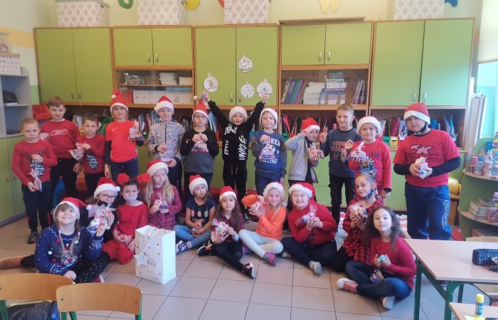 	Już od pierwszej lekcji dzieci z klas I-III  niecierpliwie czekały na Mikoła-ja. Założyły czerwone czapeczki, reniferowe rogi, stroje elfów. Przygotowały także piosenki i wierszyki. Kiedy za oknem ujrzały wędrującego Mikołaja z Ola-fem oraz mikołajowych pomocników na motocyklach, zaczęły nasłuchiwać. Na-gle długo wyczekiwany gość pojawił się w drzwiach razem z przesympatyczną Mikołajką. Okrzykom radości nie było końca. Każdy otrzymał prezent i mnó-stwo słodyczy, a także wspaniałe życzenia zdrowia i samych szóstek w szkole. 
To były wspaniałe mikołajki! 
Dziękujemy Mikołaju i do zobaczenia za rok! 
