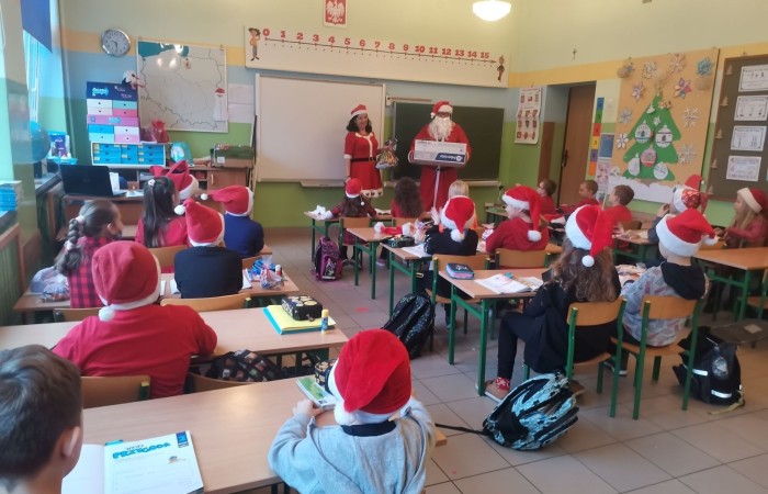 	Już od pierwszej lekcji dzieci z klas I-III  niecierpliwie czekały na Mikoła-ja. Założyły czerwone czapeczki, reniferowe rogi, stroje elfów. Przygotowały także piosenki i wierszyki. Kiedy za oknem ujrzały wędrującego Mikołaja z Ola-fem oraz mikołajowych pomocników na motocyklach, zaczęły nasłuchiwać. Na-gle długo wyczekiwany gość pojawił się w drzwiach razem z przesympatyczną Mikołajką. Okrzykom radości nie było końca. Każdy otrzymał prezent i mnó-stwo słodyczy, a także wspaniałe życzenia zdrowia i samych szóstek w szkole. 
To były wspaniałe mikołajki! 
Dziękujemy Mikołaju i do zobaczenia za rok! 

