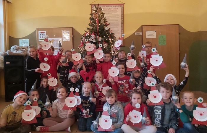 	Już od pierwszej lekcji dzieci z klas I-III  niecierpliwie czekały na Mikoła-ja. Założyły czerwone czapeczki, reniferowe rogi, stroje elfów. Przygotowały także piosenki i wierszyki. Kiedy za oknem ujrzały wędrującego Mikołaja z Ola-fem oraz mikołajowych pomocników na motocyklach, zaczęły nasłuchiwać. Na-gle długo wyczekiwany gość pojawił się w drzwiach razem z przesympatyczną Mikołajką. Okrzykom radości nie było końca. Każdy otrzymał prezent i mnó-stwo słodyczy, a także wspaniałe życzenia zdrowia i samych szóstek w szkole. 
To były wspaniałe mikołajki! 
Dziękujemy Mikołaju i do zobaczenia za rok! 

