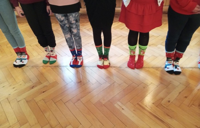 	Już od pierwszej lekcji dzieci z klas I-III  niecierpliwie czekały na Mikoła-ja. Założyły czerwone czapeczki, reniferowe rogi, stroje elfów. Przygotowały także piosenki i wierszyki. Kiedy za oknem ujrzały wędrującego Mikołaja z Ola-fem oraz mikołajowych pomocników na motocyklach, zaczęły nasłuchiwać. Na-gle długo wyczekiwany gość pojawił się w drzwiach razem z przesympatyczną Mikołajką. Okrzykom radości nie było końca. Każdy otrzymał prezent i mnó-stwo słodyczy, a także wspaniałe życzenia zdrowia i samych szóstek w szkole. 
To były wspaniałe mikołajki! 
Dziękujemy Mikołaju i do zobaczenia za rok! 
