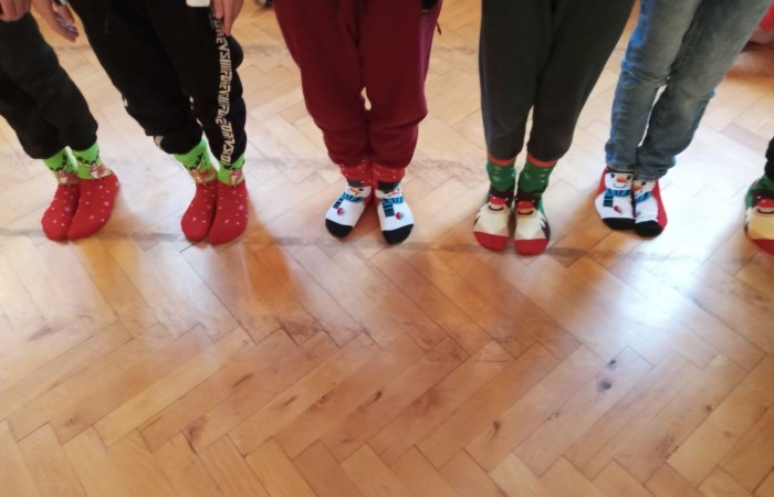 	Już od pierwszej lekcji dzieci z klas I-III  niecierpliwie czekały na Mikoła-ja. Założyły czerwone czapeczki, reniferowe rogi, stroje elfów. Przygotowały także piosenki i wierszyki. Kiedy za oknem ujrzały wędrującego Mikołaja z Ola-fem oraz mikołajowych pomocników na motocyklach, zaczęły nasłuchiwać. Na-gle długo wyczekiwany gość pojawił się w drzwiach razem z przesympatyczną Mikołajką. Okrzykom radości nie było końca. Każdy otrzymał prezent i mnó-stwo słodyczy, a także wspaniałe życzenia zdrowia i samych szóstek w szkole. 
To były wspaniałe mikołajki! 
Dziękujemy Mikołaju i do zobaczenia za rok! 
