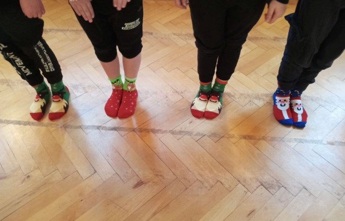 	Już od pierwszej lekcji dzieci z klas I-III  niecierpliwie czekały na Mikoła-ja. Założyły czerwone czapeczki, reniferowe rogi, stroje elfów. Przygotowały także piosenki i wierszyki. Kiedy za oknem ujrzały wędrującego Mikołaja z Ola-fem oraz mikołajowych pomocników na motocyklach, zaczęły nasłuchiwać. Na-gle długo wyczekiwany gość pojawił się w drzwiach razem z przesympatyczną Mikołajką. Okrzykom radości nie było końca. Każdy otrzymał prezent i mnó-stwo słodyczy, a także wspaniałe życzenia zdrowia i samych szóstek w szkole. 
To były wspaniałe mikołajki! 
Dziękujemy Mikołaju i do zobaczenia za rok! 
