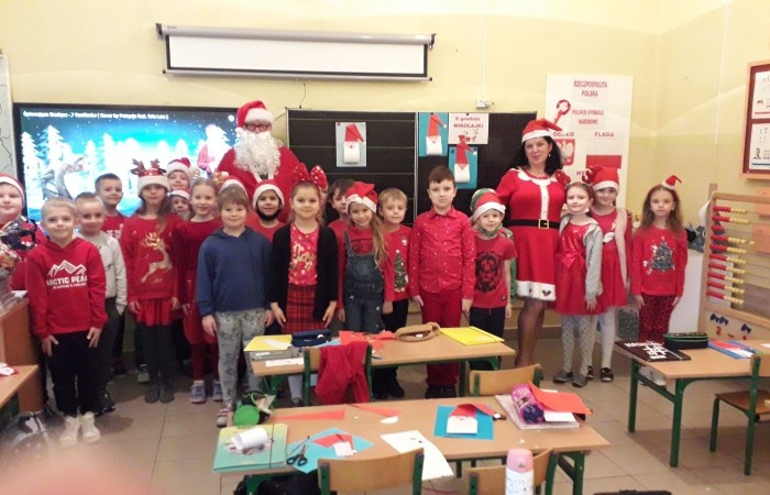 	Już od pierwszej lekcji dzieci z klas I-III  niecierpliwie czekały na Mikoła-ja. Założyły czerwone czapeczki, reniferowe rogi, stroje elfów. Przygotowały także piosenki i wierszyki. Kiedy za oknem ujrzały wędrującego Mikołaja z Ola-fem oraz mikołajowych pomocników na motocyklach, zaczęły nasłuchiwać. Na-gle długo wyczekiwany gość pojawił się w drzwiach razem z przesympatyczną Mikołajką. Okrzykom radości nie było końca. Każdy otrzymał prezent i mnó-stwo słodyczy, a także wspaniałe życzenia zdrowia i samych szóstek w szkole. 
To były wspaniałe mikołajki! 
Dziękujemy Mikołaju i do zobaczenia za rok! 
