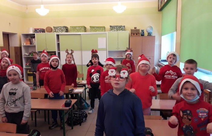 	Już od pierwszej lekcji dzieci z klas I-III  niecierpliwie czekały na Mikoła-ja. Założyły czerwone czapeczki, reniferowe rogi, stroje elfów. Przygotowały także piosenki i wierszyki. Kiedy za oknem ujrzały wędrującego Mikołaja z Ola-fem oraz mikołajowych pomocników na motocyklach, zaczęły nasłuchiwać. Na-gle długo wyczekiwany gość pojawił się w drzwiach razem z przesympatyczną Mikołajką. Okrzykom radości nie było końca. Każdy otrzymał prezent i mnó-stwo słodyczy, a także wspaniałe życzenia zdrowia i samych szóstek w szkole. 
To były wspaniałe mikołajki! 
Dziękujemy Mikołaju i do zobaczenia za rok! 
