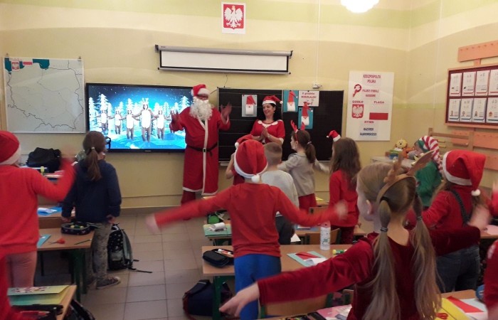 	Już od pierwszej lekcji dzieci z klas I-III  niecierpliwie czekały na Mikoła-ja. Założyły czerwone czapeczki, reniferowe rogi, stroje elfów. Przygotowały także piosenki i wierszyki. Kiedy za oknem ujrzały wędrującego Mikołaja z Ola-fem oraz mikołajowych pomocników na motocyklach, zaczęły nasłuchiwać. Na-gle długo wyczekiwany gość pojawił się w drzwiach razem z przesympatyczną Mikołajką. Okrzykom radości nie było końca. Każdy otrzymał prezent i mnó-stwo słodyczy, a także wspaniałe życzenia zdrowia i samych szóstek w szkole. 
To były wspaniałe mikołajki! 
Dziękujemy Mikołaju i do zobaczenia za rok! 

