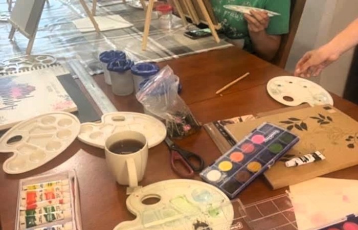 Dnia 10.06.2025 r. odbyły się warsztaty plastyczne w Aniołowie w ramach współpracy naszej szkoły ze Stowarzyszeniem Na Rzecz Rozwoju Wsi „ Aniołowo”. Plener artystyczny z udziałem malarza Andrzeja Szwemińskiego był niesamowitą inspiracją do namalowania akwareli przedstawiających urokliwe zakątki Aniołowa. Uczennice klasy 7b miały okazję pod czujny okiem artysty eksperymentować akwarelami tworząc warstwy kolorów oraz subtelne przejścia i efekty. Prace plastyczne będą zaprezentowanie podczas XX Zlotu Miłośników Aniołów, który odbędzie się  dnia 05.07.2025 r.