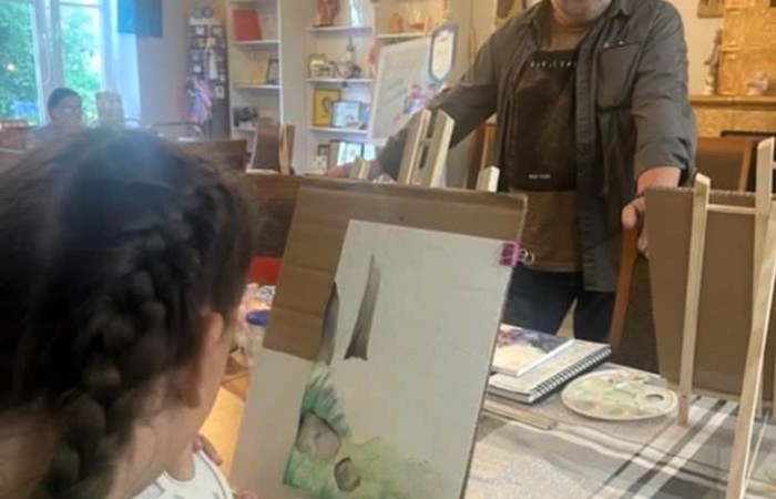 Dnia 10.06.2025 r. odbyły się warsztaty plastyczne w Aniołowie w ramach współpracy naszej szkoły ze Stowarzyszeniem Na Rzecz Rozwoju Wsi „ Aniołowo”. Plener artystyczny z udziałem malarza Andrzeja Szwemińskiego był niesamowitą inspiracją do namalowania akwareli przedstawiających urokliwe zakątki Aniołowa. Uczennice klasy 7b miały okazję pod czujny okiem artysty eksperymentować akwarelami tworząc warstwy kolorów oraz subtelne przejścia i efekty. Prace plastyczne będą zaprezentowanie podczas XX Zlotu Miłośników Aniołów, który odbędzie się  dnia 05.07.2025 r.