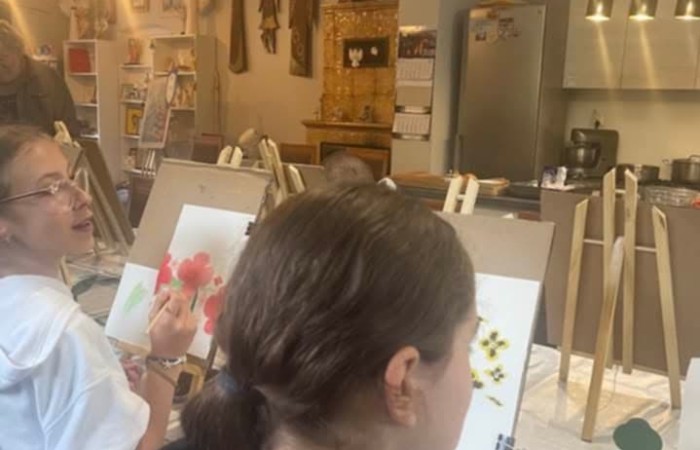 Dnia 10.06.2025 r. odbyły się warsztaty plastyczne w Aniołowie w ramach współpracy naszej szkoły ze Stowarzyszeniem Na Rzecz Rozwoju Wsi „ Aniołowo”. Plener artystyczny z udziałem malarza Andrzeja Szwemińskiego był niesamowitą inspiracją do namalowania akwareli przedstawiających urokliwe zakątki Aniołowa. Uczennice klasy 7b miały okazję pod czujny okiem artysty eksperymentować akwarelami tworząc warstwy kolorów oraz subtelne przejścia i efekty. Prace plastyczne będą zaprezentowanie podczas XX Zlotu Miłośników Aniołów, który odbędzie się  dnia 05.07.2025 r.