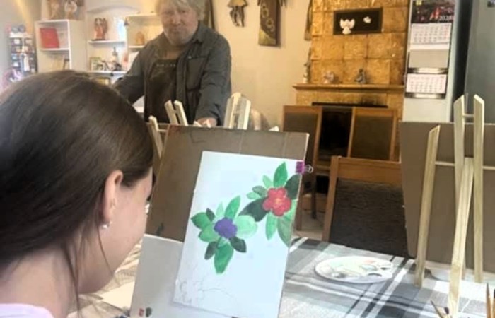 Dnia 10.06.2025 r. odbyły się warsztaty plastyczne w Aniołowie w ramach współpracy naszej szkoły ze Stowarzyszeniem Na Rzecz Rozwoju Wsi „ Aniołowo”. Plener artystyczny z udziałem malarza Andrzeja Szwemińskiego był niesamowitą inspiracją do namalowania akwareli przedstawiających urokliwe zakątki Aniołowa. Uczennice klasy 7b miały okazję pod czujny okiem artysty eksperymentować akwarelami tworząc warstwy kolorów oraz subtelne przejścia i efekty. Prace plastyczne będą zaprezentowanie podczas XX Zlotu Miłośników Aniołów, który odbędzie się  dnia 05.07.2025 r.