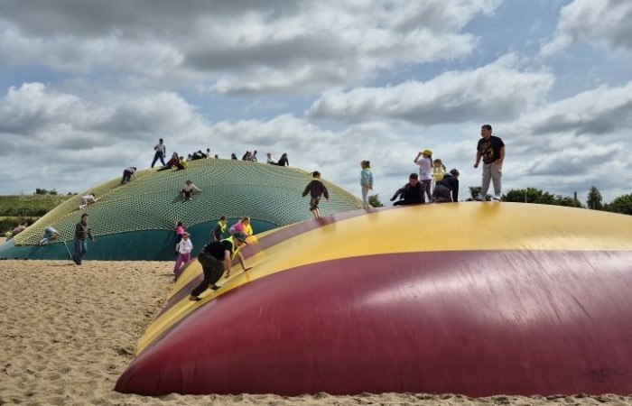 17 czerwca uczniowie klas drugich mieli okazję spędzić niezapomniany dzień w malowniczej Zagrodzie Kociewskiej. Program wycieczki obfitował w atrakcje, a jedną z najciekawszych były kreatywne warsztaty emalierskie. Dzieci dowiedziały się, czym jest emalia i jak powstają naczynia emaliowane. W części praktycznej każdy uczestnik mógł samodzielnie ozdobić ceramiczny magnes przy użyciu specjalnych markerów. Powstały w ten sposób wyjątkowe, kolorowe prace – prawdziwe małe dzieła sztuki, które będą piękną pamiątką na lata. Po warsztatach przyszedł czas na relaks i zabawę. Uczniowie korzystali z uroków otoczenia – bawili się na świeżym powietrzu, zwiedzali zagrodę i dokarmiali zwierzęta. Szerokie uśmiechy na twarzach dzieci, gdy wracały do szkoły, były najlepszym dowodem na to, że wyjazd był udany.