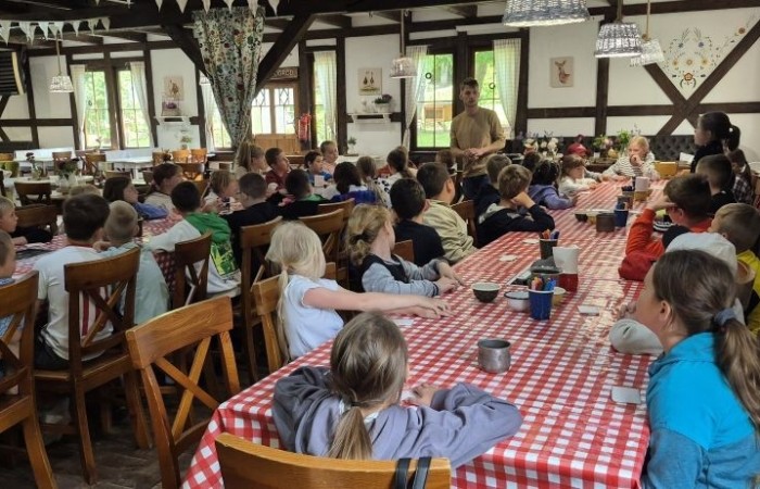 17 czerwca uczniowie klas drugich mieli okazję spędzić niezapomniany dzień w malowniczej Zagrodzie Kociewskiej. Program wycieczki obfitował w atrakcje, a jedną z najciekawszych były kreatywne warsztaty emalierskie. Dzieci dowiedziały się, czym jest emalia i jak powstają naczynia emaliowane. W części praktycznej każdy uczestnik mógł samodzielnie ozdobić ceramiczny magnes przy użyciu specjalnych markerów. Powstały w ten sposób wyjątkowe, kolorowe prace – prawdziwe małe dzieła sztuki, które będą piękną pamiątką na lata. Po warsztatach przyszedł czas na relaks i zabawę. Uczniowie korzystali z uroków otoczenia – bawili się na świeżym powietrzu, zwiedzali zagrodę i dokarmiali zwierzęta. Szerokie uśmiechy na twarzach dzieci, gdy wracały do szkoły, były najlepszym dowodem na to, że wyjazd był udany.