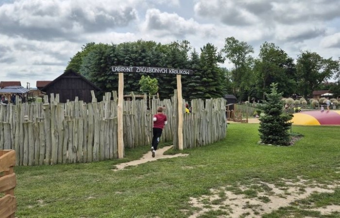 17 czerwca uczniowie klas drugich mieli okazję spędzić niezapomniany dzień w malowniczej Zagrodzie Kociewskiej. Program wycieczki obfitował w atrakcje, a jedną z najciekawszych były kreatywne warsztaty emalierskie. Dzieci dowiedziały się, czym jest emalia i jak powstają naczynia emaliowane. W części praktycznej każdy uczestnik mógł samodzielnie ozdobić ceramiczny magnes przy użyciu specjalnych markerów. Powstały w ten sposób wyjątkowe, kolorowe prace – prawdziwe małe dzieła sztuki, które będą piękną pamiątką na lata. Po warsztatach przyszedł czas na relaks i zabawę. Uczniowie korzystali z uroków otoczenia – bawili się na świeżym powietrzu, zwiedzali zagrodę i dokarmiali zwierzęta. Szerokie uśmiechy na twarzach dzieci, gdy wracały do szkoły, były najlepszym dowodem na to, że wyjazd był udany.