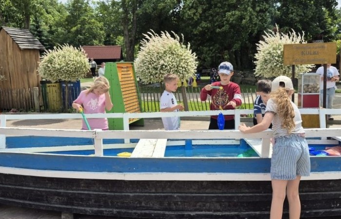 17 czerwca uczniowie klas drugich mieli okazję spędzić niezapomniany dzień w malowniczej Zagrodzie Kociewskiej. Program wycieczki obfitował w atrakcje, a jedną z najciekawszych były kreatywne warsztaty emalierskie. Dzieci dowiedziały się, czym jest emalia i jak powstają naczynia emaliowane. W części praktycznej każdy uczestnik mógł samodzielnie ozdobić ceramiczny magnes przy użyciu specjalnych markerów. Powstały w ten sposób wyjątkowe, kolorowe prace – prawdziwe małe dzieła sztuki, które będą piękną pamiątką na lata. Po warsztatach przyszedł czas na relaks i zabawę. Uczniowie korzystali z uroków otoczenia – bawili się na świeżym powietrzu, zwiedzali zagrodę i dokarmiali zwierzęta. Szerokie uśmiechy na twarzach dzieci, gdy wracały do szkoły, były najlepszym dowodem na to, że wyjazd był udany.