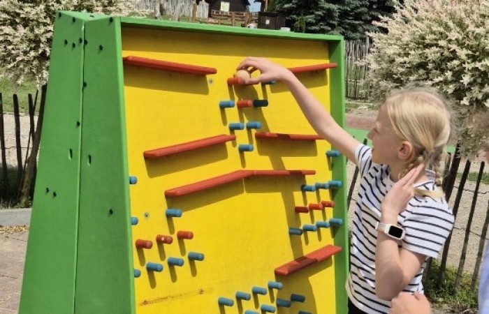 17 czerwca uczniowie klas drugich mieli okazję spędzić niezapomniany dzień w malowniczej Zagrodzie Kociewskiej. Program wycieczki obfitował w atrakcje, a jedną z najciekawszych były kreatywne warsztaty emalierskie. Dzieci dowiedziały się, czym jest emalia i jak powstają naczynia emaliowane. W części praktycznej każdy uczestnik mógł samodzielnie ozdobić ceramiczny magnes przy użyciu specjalnych markerów. Powstały w ten sposób wyjątkowe, kolorowe prace – prawdziwe małe dzieła sztuki, które będą piękną pamiątką na lata. Po warsztatach przyszedł czas na relaks i zabawę. Uczniowie korzystali z uroków otoczenia – bawili się na świeżym powietrzu, zwiedzali zagrodę i dokarmiali zwierzęta. Szerokie uśmiechy na twarzach dzieci, gdy wracały do szkoły, były najlepszym dowodem na to, że wyjazd był udany.