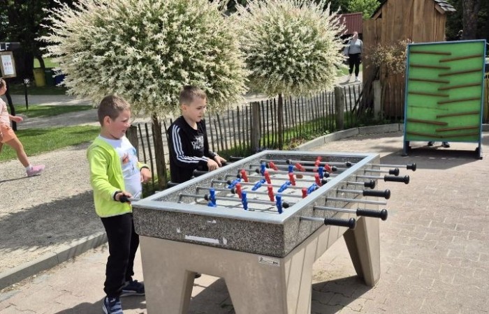 17 czerwca uczniowie klas drugich mieli okazję spędzić niezapomniany dzień w malowniczej Zagrodzie Kociewskiej. Program wycieczki obfitował w atrakcje, a jedną z najciekawszych były kreatywne warsztaty emalierskie. Dzieci dowiedziały się, czym jest emalia i jak powstają naczynia emaliowane. W części praktycznej każdy uczestnik mógł samodzielnie ozdobić ceramiczny magnes przy użyciu specjalnych markerów. Powstały w ten sposób wyjątkowe, kolorowe prace – prawdziwe małe dzieła sztuki, które będą piękną pamiątką na lata. Po warsztatach przyszedł czas na relaks i zabawę. Uczniowie korzystali z uroków otoczenia – bawili się na świeżym powietrzu, zwiedzali zagrodę i dokarmiali zwierzęta. Szerokie uśmiechy na twarzach dzieci, gdy wracały do szkoły, były najlepszym dowodem na to, że wyjazd był udany.