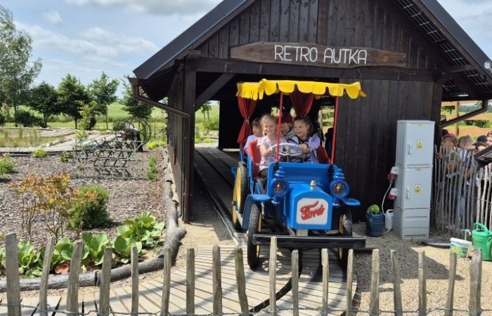 17 czerwca uczniowie klas drugich mieli okazję spędzić niezapomniany dzień w malowniczej Zagrodzie Kociewskiej. Program wycieczki obfitował w atrakcje, a jedną z najciekawszych były kreatywne warsztaty emalierskie. Dzieci dowiedziały się, czym jest emalia i jak powstają naczynia emaliowane. W części praktycznej każdy uczestnik mógł samodzielnie ozdobić ceramiczny magnes przy użyciu specjalnych markerów. Powstały w ten sposób wyjątkowe, kolorowe prace – prawdziwe małe dzieła sztuki, które będą piękną pamiątką na lata. Po warsztatach przyszedł czas na relaks i zabawę. Uczniowie korzystali z uroków otoczenia – bawili się na świeżym powietrzu, zwiedzali zagrodę i dokarmiali zwierzęta. Szerokie uśmiechy na twarzach dzieci, gdy wracały do szkoły, były najlepszym dowodem na to, że wyjazd był udany.