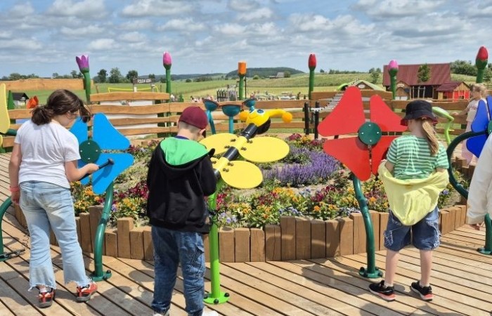 17 czerwca uczniowie klas drugich mieli okazję spędzić niezapomniany dzień w malowniczej Zagrodzie Kociewskiej. Program wycieczki obfitował w atrakcje, a jedną z najciekawszych były kreatywne warsztaty emalierskie. Dzieci dowiedziały się, czym jest emalia i jak powstają naczynia emaliowane. W części praktycznej każdy uczestnik mógł samodzielnie ozdobić ceramiczny magnes przy użyciu specjalnych markerów. Powstały w ten sposób wyjątkowe, kolorowe prace – prawdziwe małe dzieła sztuki, które będą piękną pamiątką na lata. Po warsztatach przyszedł czas na relaks i zabawę. Uczniowie korzystali z uroków otoczenia – bawili się na świeżym powietrzu, zwiedzali zagrodę i dokarmiali zwierzęta. Szerokie uśmiechy na twarzach dzieci, gdy wracały do szkoły, były najlepszym dowodem na to, że wyjazd był udany.