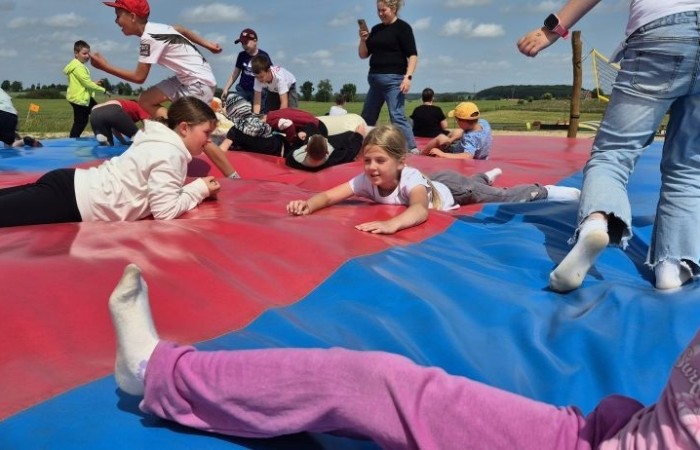 17 czerwca uczniowie klas drugich mieli okazję spędzić niezapomniany dzień w malowniczej Zagrodzie Kociewskiej. Program wycieczki obfitował w atrakcje, a jedną z najciekawszych były kreatywne warsztaty emalierskie. Dzieci dowiedziały się, czym jest emalia i jak powstają naczynia emaliowane. W części praktycznej każdy uczestnik mógł samodzielnie ozdobić ceramiczny magnes przy użyciu specjalnych markerów. Powstały w ten sposób wyjątkowe, kolorowe prace – prawdziwe małe dzieła sztuki, które będą piękną pamiątką na lata. Po warsztatach przyszedł czas na relaks i zabawę. Uczniowie korzystali z uroków otoczenia – bawili się na świeżym powietrzu, zwiedzali zagrodę i dokarmiali zwierzęta. Szerokie uśmiechy na twarzach dzieci, gdy wracały do szkoły, były najlepszym dowodem na to, że wyjazd był udany.