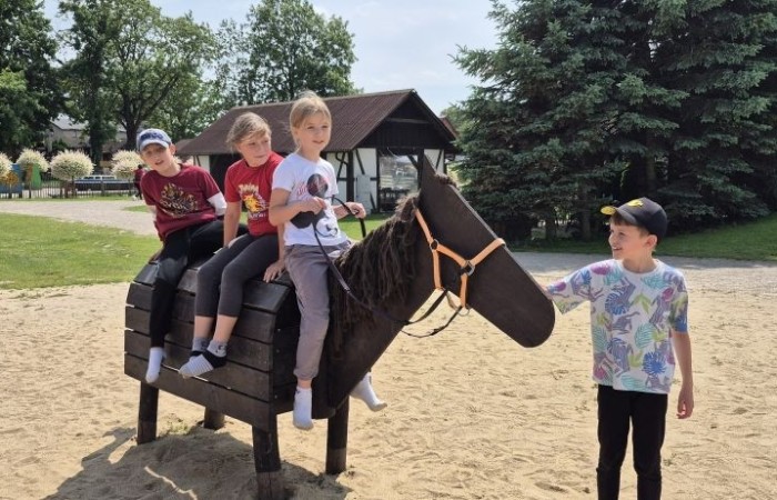 17 czerwca uczniowie klas drugich mieli okazję spędzić niezapomniany dzień w malowniczej Zagrodzie Kociewskiej. Program wycieczki obfitował w atrakcje, a jedną z najciekawszych były kreatywne warsztaty emalierskie. Dzieci dowiedziały się, czym jest emalia i jak powstają naczynia emaliowane. W części praktycznej każdy uczestnik mógł samodzielnie ozdobić ceramiczny magnes przy użyciu specjalnych markerów. Powstały w ten sposób wyjątkowe, kolorowe prace – prawdziwe małe dzieła sztuki, które będą piękną pamiątką na lata. Po warsztatach przyszedł czas na relaks i zabawę. Uczniowie korzystali z uroków otoczenia – bawili się na świeżym powietrzu, zwiedzali zagrodę i dokarmiali zwierzęta. Szerokie uśmiechy na twarzach dzieci, gdy wracały do szkoły, były najlepszym dowodem na to, że wyjazd był udany.
