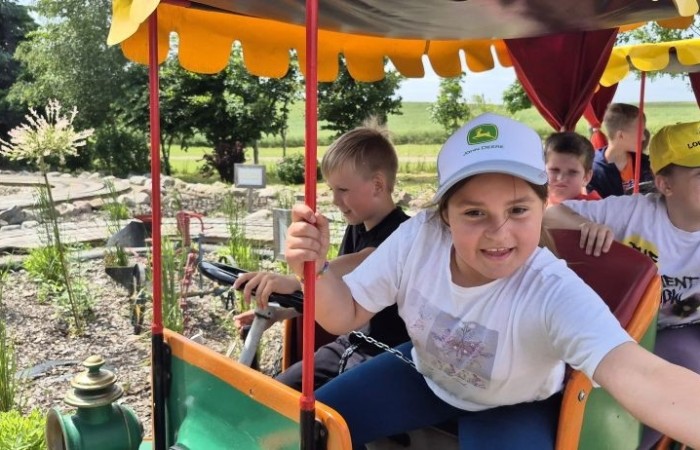 17 czerwca uczniowie klas drugich mieli okazję spędzić niezapomniany dzień w malowniczej Zagrodzie Kociewskiej. Program wycieczki obfitował w atrakcje, a jedną z najciekawszych były kreatywne warsztaty emalierskie. Dzieci dowiedziały się, czym jest emalia i jak powstają naczynia emaliowane. W części praktycznej każdy uczestnik mógł samodzielnie ozdobić ceramiczny magnes przy użyciu specjalnych markerów. Powstały w ten sposób wyjątkowe, kolorowe prace – prawdziwe małe dzieła sztuki, które będą piękną pamiątką na lata. Po warsztatach przyszedł czas na relaks i zabawę. Uczniowie korzystali z uroków otoczenia – bawili się na świeżym powietrzu, zwiedzali zagrodę i dokarmiali zwierzęta. Szerokie uśmiechy na twarzach dzieci, gdy wracały do szkoły, były najlepszym dowodem na to, że wyjazd był udany.