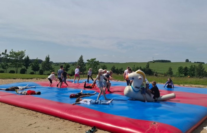 17 czerwca uczniowie klas drugich mieli okazję spędzić niezapomniany dzień w malowniczej Zagrodzie Kociewskiej. Program wycieczki obfitował w atrakcje, a jedną z najciekawszych były kreatywne warsztaty emalierskie. Dzieci dowiedziały się, czym jest emalia i jak powstają naczynia emaliowane. W części praktycznej każdy uczestnik mógł samodzielnie ozdobić ceramiczny magnes przy użyciu specjalnych markerów. Powstały w ten sposób wyjątkowe, kolorowe prace – prawdziwe małe dzieła sztuki, które będą piękną pamiątką na lata. Po warsztatach przyszedł czas na relaks i zabawę. Uczniowie korzystali z uroków otoczenia – bawili się na świeżym powietrzu, zwiedzali zagrodę i dokarmiali zwierzęta. Szerokie uśmiechy na twarzach dzieci, gdy wracały do szkoły, były najlepszym dowodem na to, że wyjazd był udany.