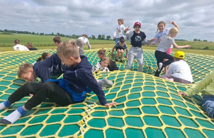 17 czerwca uczniowie klas drugich mieli okazję spędzić niezapomniany dzień w malowniczej Zagrodzie Kociewskiej. Program wycieczki obfitował w atrakcje, a jedną z najciekawszych były kreatywne warsztaty emalierskie. Dzieci dowiedziały się, czym jest emalia i jak powstają naczynia emaliowane. W części praktycznej każdy uczestnik mógł samodzielnie ozdobić ceramiczny magnes przy użyciu specjalnych markerów. Powstały w ten sposób wyjątkowe, kolorowe prace – prawdziwe małe dzieła sztuki, które będą piękną pamiątką na lata. Po warsztatach przyszedł czas na relaks i zabawę. Uczniowie korzystali z uroków otoczenia – bawili się na świeżym powietrzu, zwiedzali zagrodę i dokarmiali zwierzęta. Szerokie uśmiechy na twarzach dzieci, gdy wracały do szkoły, były najlepszym dowodem na to, że wyjazd był udany.