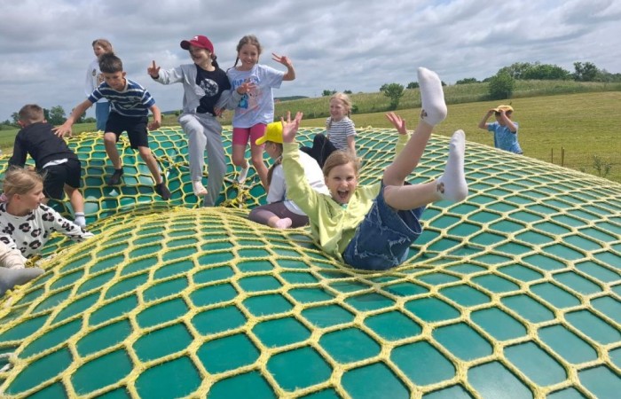 17 czerwca uczniowie klas drugich mieli okazję spędzić niezapomniany dzień w malowniczej Zagrodzie Kociewskiej. Program wycieczki obfitował w atrakcje, a jedną z najciekawszych były kreatywne warsztaty emalierskie. Dzieci dowiedziały się, czym jest emalia i jak powstają naczynia emaliowane. W części praktycznej każdy uczestnik mógł samodzielnie ozdobić ceramiczny magnes przy użyciu specjalnych markerów. Powstały w ten sposób wyjątkowe, kolorowe prace – prawdziwe małe dzieła sztuki, które będą piękną pamiątką na lata. Po warsztatach przyszedł czas na relaks i zabawę. Uczniowie korzystali z uroków otoczenia – bawili się na świeżym powietrzu, zwiedzali zagrodę i dokarmiali zwierzęta. Szerokie uśmiechy na twarzach dzieci, gdy wracały do szkoły, były najlepszym dowodem na to, że wyjazd był udany.