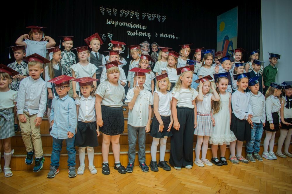 18 czerwca w naszym przedszkolu odbyła się wzruszająca i pełna radości uroczystość zakończenia roku szkolnego dla dwóch wyjątkowych grup: 