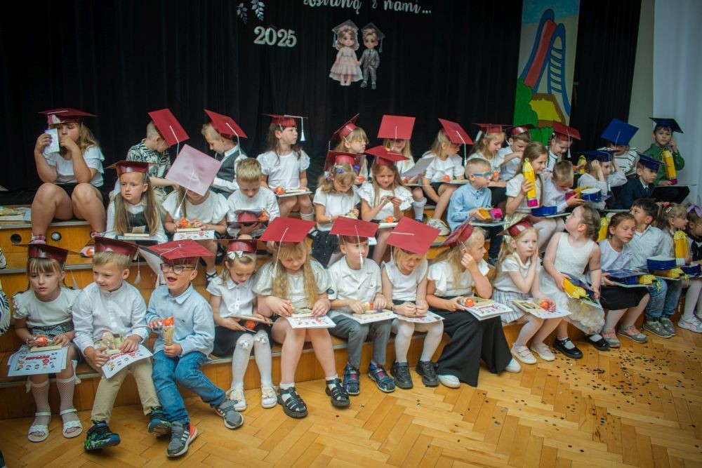 18 czerwca w naszym przedszkolu odbyła się wzruszająca i pełna radości uroczystość zakończenia roku szkolnego dla dwóch wyjątkowych grup: 