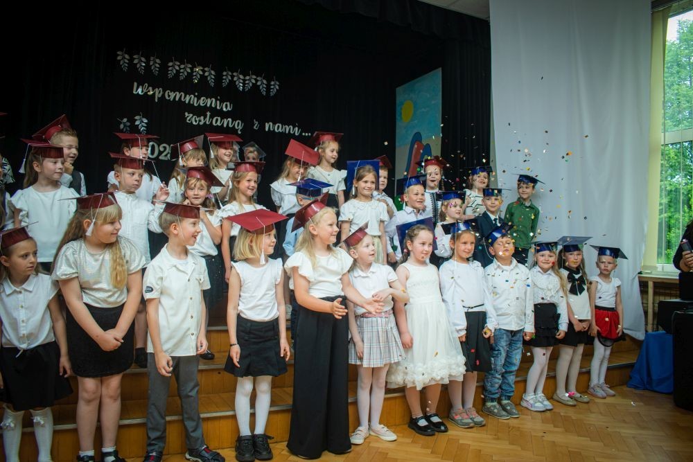 18 czerwca w naszym przedszkolu odbyła się wzruszająca i pełna radości uroczystość zakończenia roku szkolnego dla dwóch wyjątkowych grup: 