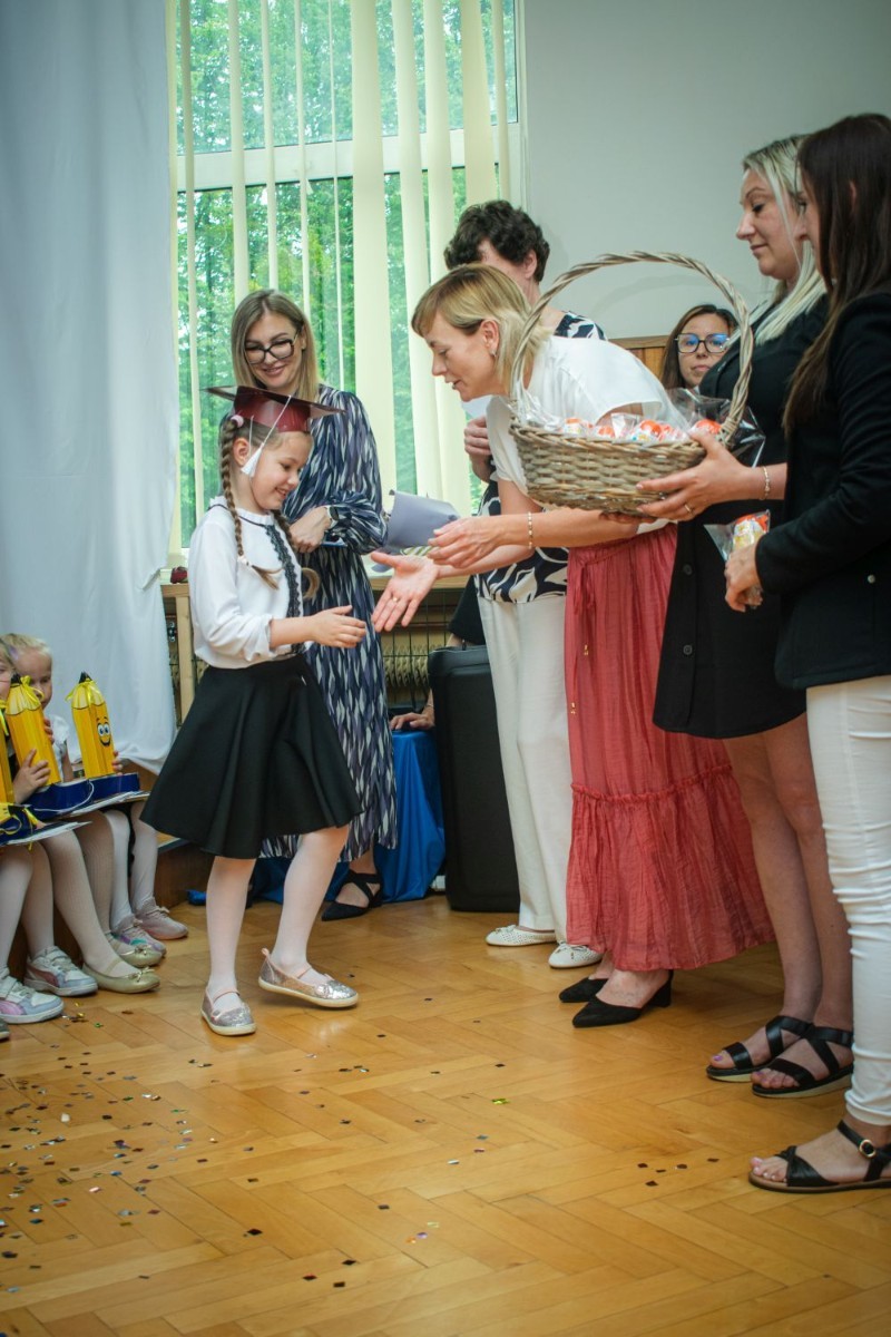 18 czerwca w naszym przedszkolu odbyła się wzruszająca i pełna radości uroczystość zakończenia roku szkolnego dla dwóch wyjątkowych grup: 