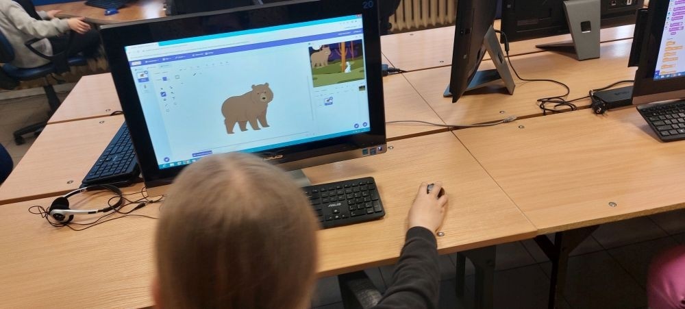 Zbliża się koniec roku szkolnego, a my z dumą spoglądamy wstecz na to, co udało nam się osiągnąć w ramach projektu S.Z.U.M.  Przez ostatnie miesiące uczestnicy zajęć robotycznych: poznawali różne programy i aplikacje, uczyli się programowania w Scratchu, budowali własne roboty i konstrukcje z klocków LEGO Spike Essential.
To był czas pełen nauki, kreatywności i dobrej zabawy. 
