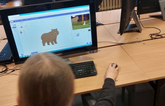 Zbliża się koniec roku szkolnego, a my z dumą spoglądamy wstecz na to, co udało nam się osiągnąć w ramach projektu S.Z.U.M.  Przez ostatnie miesiące uczestnicy zajęć robotycznych: poznawali różne programy i aplikacje, uczyli się programowania w Scratchu, budowali własne roboty i konstrukcje z klocków LEGO Spike Essential.
To był czas pełen nauki, kreatywności i dobrej zabawy. 
